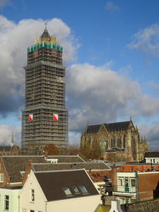 909333 Gezicht op de Domkerk en de in de steigers staande Domtoren te Utrecht, vanaf de Parkeergarage Springweg aan de ...
